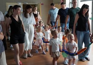 dzieci i rodzice idą korytarzem
