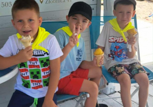 chłopcy jedzą lody