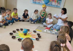 Dzieci siedzą w kole