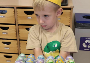 Maksymilian z tacą pełną kinder-niespodzianek