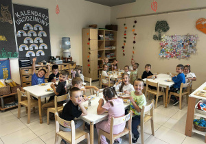 Dzieci jedzą babeczki i piją soki