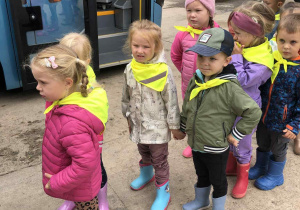 dzieci przyjechały do sadu
