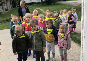 dzieci przyjechały do sadu