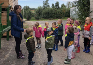 dzieci oglądają maszyny