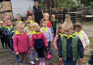 dzieci idą do sadu