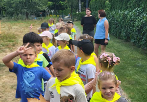 Przedszkolaki spacerują po osiedlu w Kleszczowie