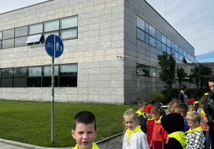 Dzieci idą w parach