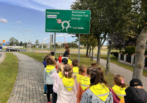 Dzieci uważnie przyglądają się znakom i zadają pytania