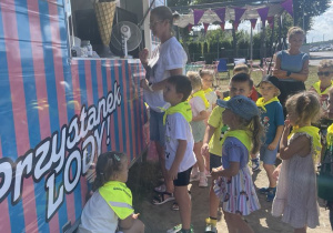 Dzieci ustawione w kolejce po lody