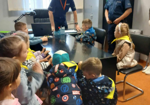 Dzieci rozmawiają z policjantami