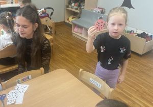 Zuzia pokazuje swoją pracę