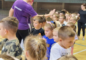 Dzieci witają się z animatorami