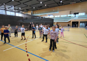 Dzieci tańczą wg instrukcji