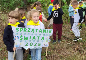 Sześciolatki wracają z lasu