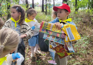 Dzieci segregują śmieci do worków