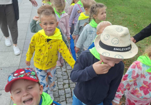 dzieci idą na lody