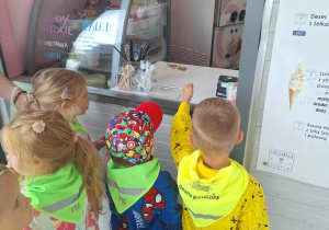 dzieci czekają na lody