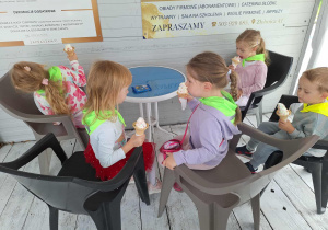dzieci jedzą lody