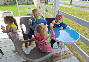 dzieci jedzą lody