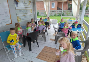 dzieci jedzą lody