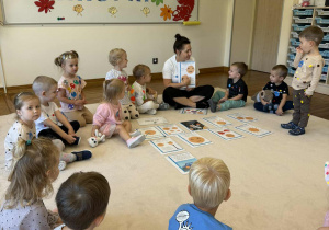 dzieci siedzą na dywanie