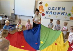 dzieci trzymają chustę animacyjną