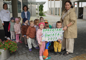 dzieci z paniami idą zbierać śmieci