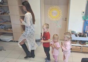 dzieci maszeruja za panią