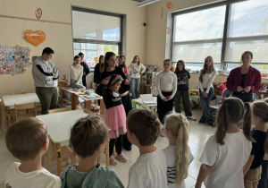 uczniowe uczą dzieci cześci ciała po hiszpańsku