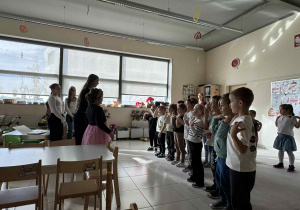 uczniowe uczą piosenki "głowa, ramiona, kolana, pięty" po hiszpańsku
