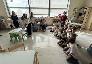 dzieci uczą sie nazw zwierząt po hiszpańsku
