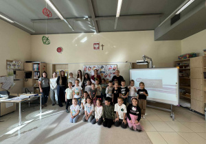 wspólne zdjęcie z uczniami, przedszkolakami oraz wychowawcami