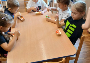 Dzieci jedzą deserki1