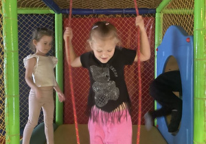 Zoja podciąga się na linkach
