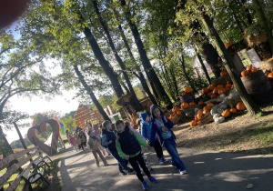Dzieci spacerują po farmie dyń