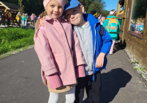 Bianeczka i Maksymilian pozują do zdjęcia