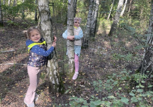 Lila i Basia przytulają drzewo