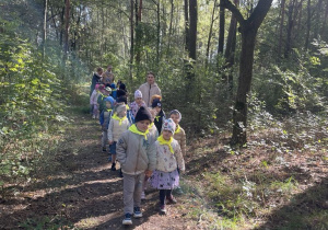Dzieci spacerują po lesie