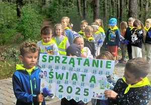 Dzieci w drodze na sprzątanie świata