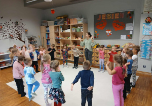 Dzieci witają się wesołą piosenką