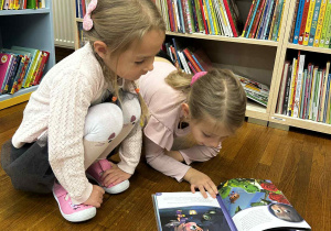 Dziewczynki oglądają książki