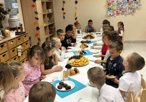 Dzieci siedzą przy stoliku