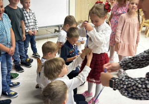 Dziewczynki wręczają chłopcom medale