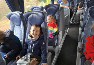 dzieci jada autobusem