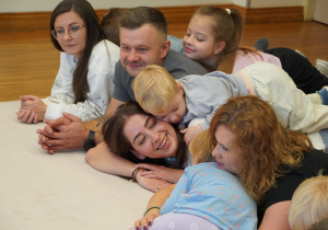 dzieci przytulają się do rodziców