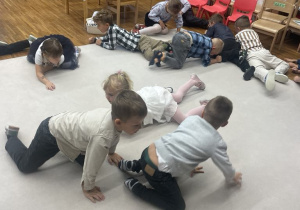 Chłopcy wcielają się w rolę superbohaterów