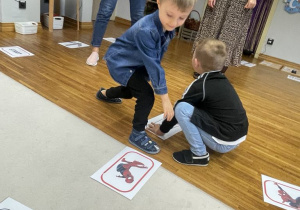 Julek wykonuje zadanie z karty
