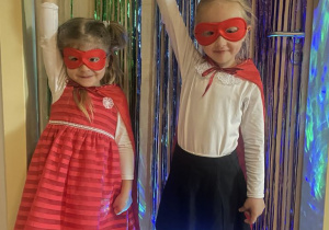 Basia i Zuzia w roli superbohaterek