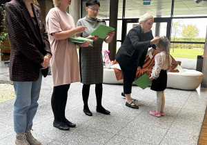 dziewczynce zostaje wręczony indeks oraz identyfikator
