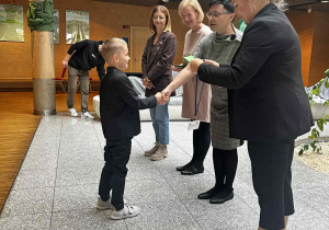 chłopcu zostaje wręczony indeks oraz indentyfikator